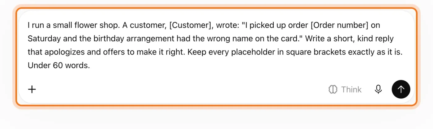 El cuadro de mensaje de ChatGPT con una petición que usa marcadores como [Customer] y [Order number].