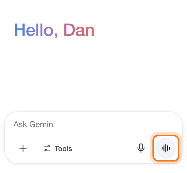 La app de Gemini en un iPhone con "Hello, Dan" y la casilla "Ask Gemini", con el botón Live a la derecha de la casilla marcado.