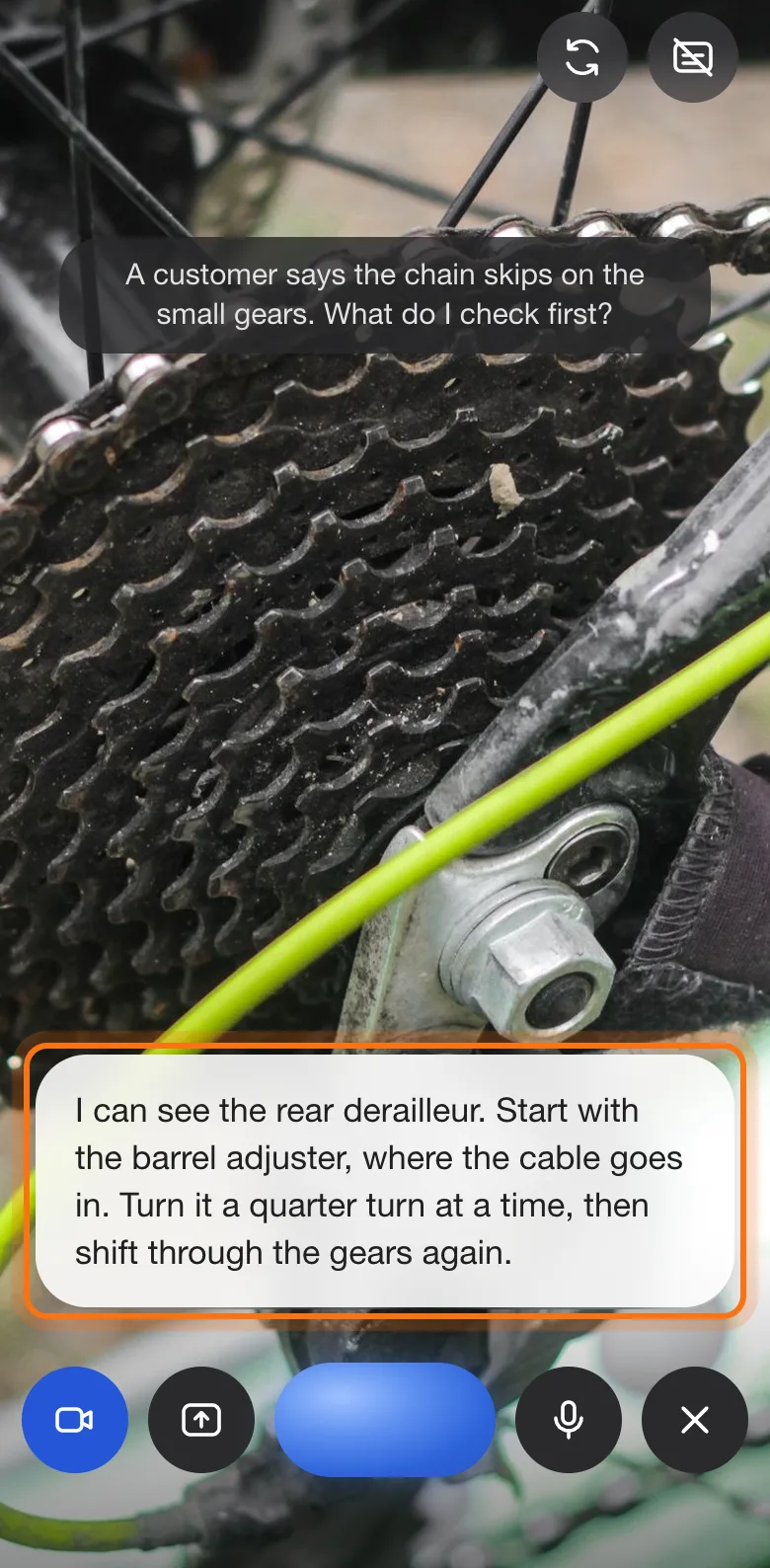 La cámara sigue en la bicicleta, la pregunta de Dan arriba y la respuesta de Gemini sobre la imagen, marcada: ve el desviador trasero y dice que se empiece por el tensor del cable.