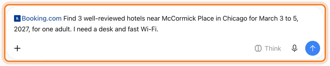 El cuadro de mensajes de ChatGPT, marcado, con Booking.com al comienzo y el pedido de Dan de 3 hoteles cerca de McCormick Place en Chicago del 3 al 5 de marzo de 2027, con escritorio y Wi-Fi rápido.